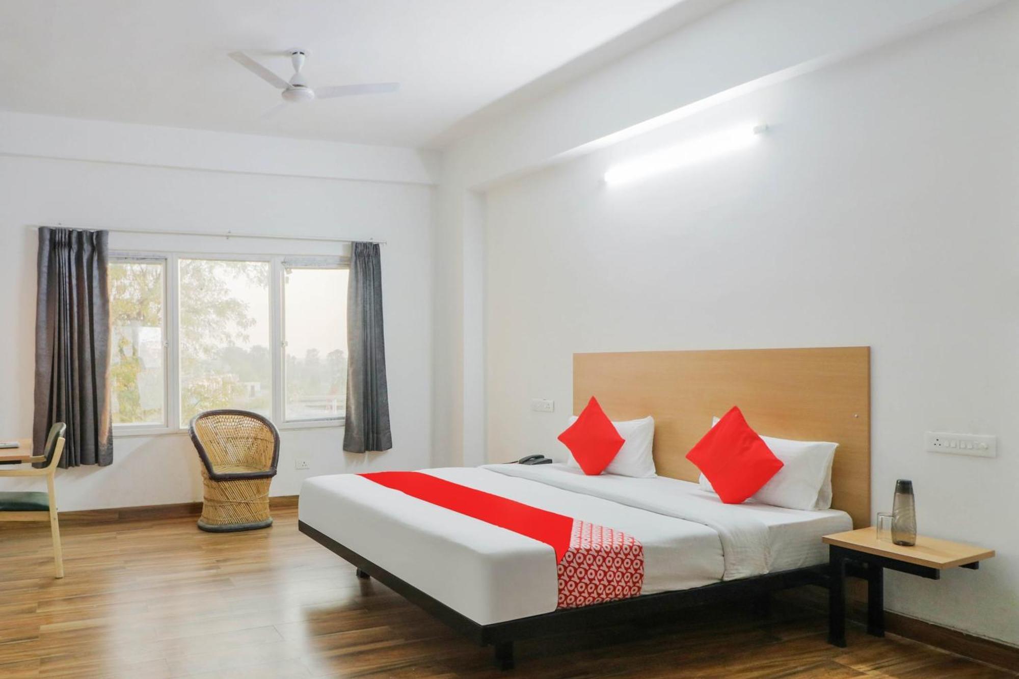 Townhall Bhiwadi Bagian luar foto