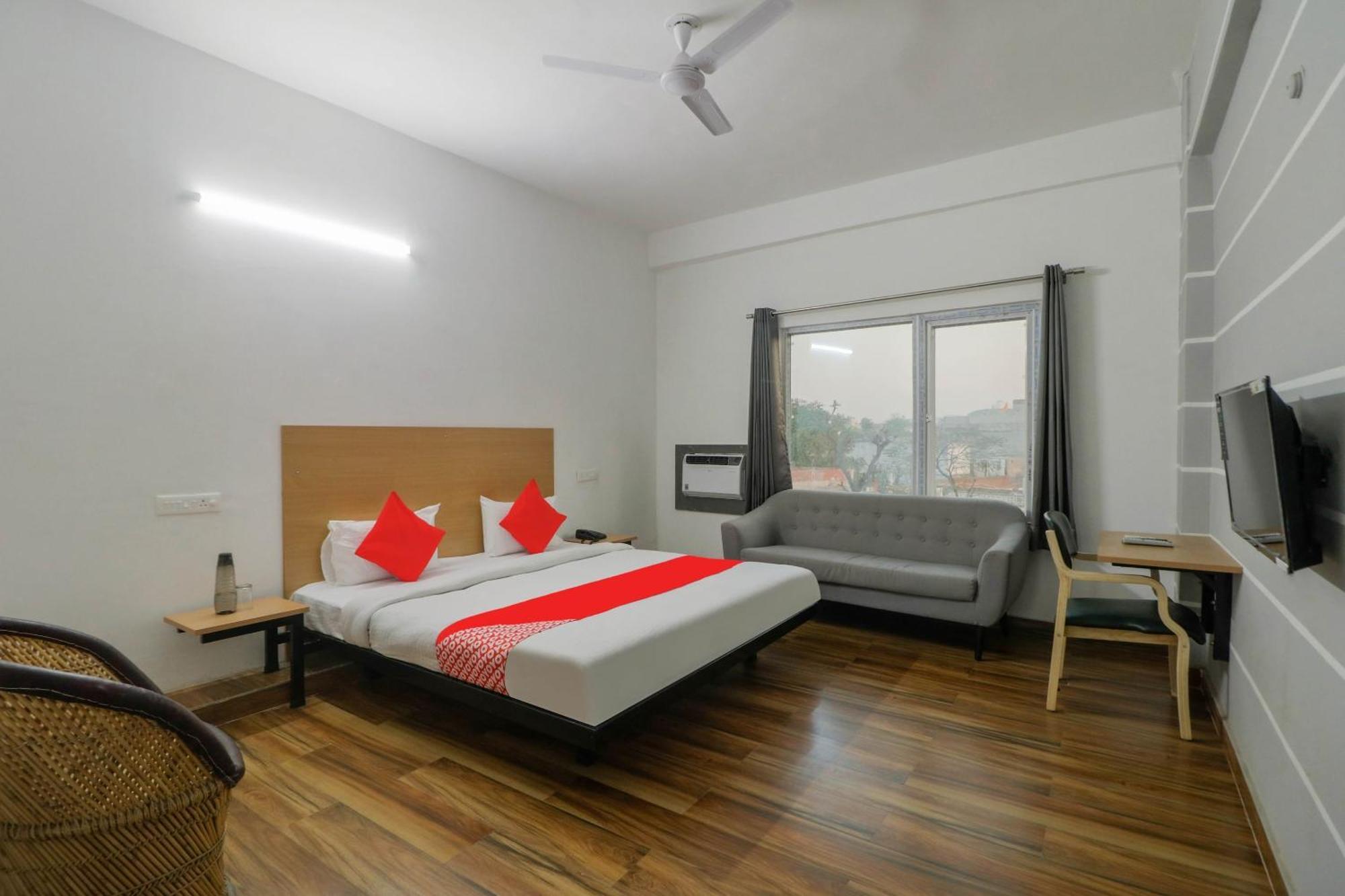Townhall Bhiwadi Bagian luar foto